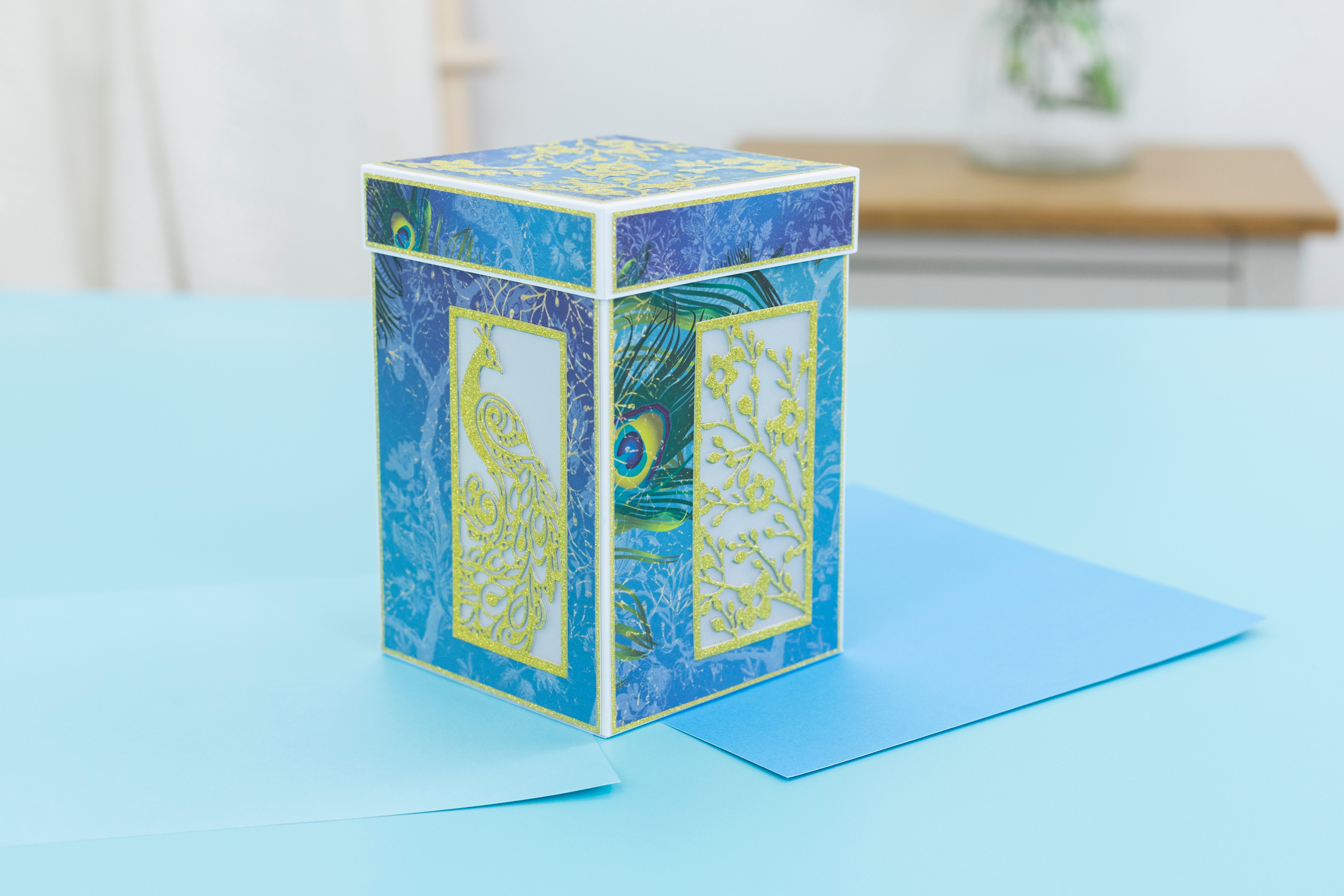 Graceful Plumes Metal Die Create-a-Card - Beauty & Elegance